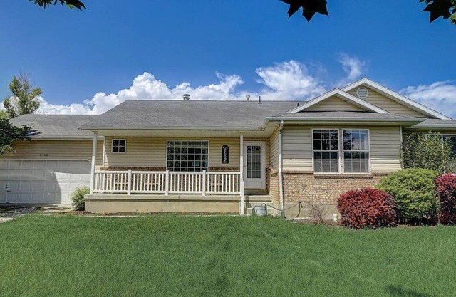 Cozy home in West Jordan. 4 BR, 3 Bath, Ping Pong, Full Kitchen, Fruit Trees