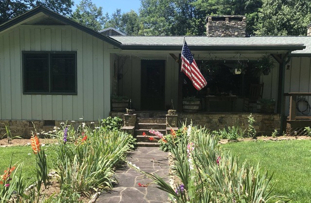 Cozy home just off the Blue Ridge Parkway in Little Switzerland