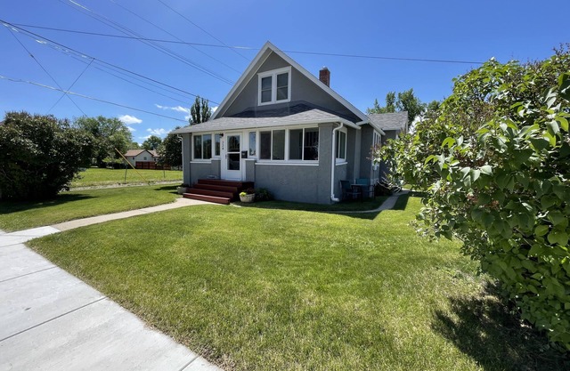 Cozy home minutes from downtown and close to the Big Horn Mountains.