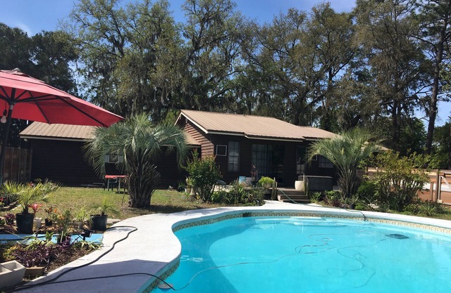Cozy home near airport and zoo, pet-friendly