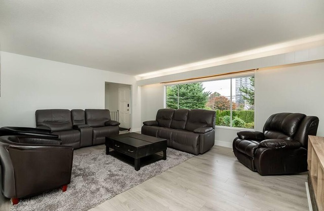 Cozy Home near beautiful Mill Lake in Abbotsford. Minutes away from Highway