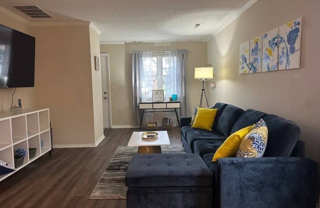 Cozy home! Near downtown, St. Francis, mall, Fort Wayne Children's Zoo and more!