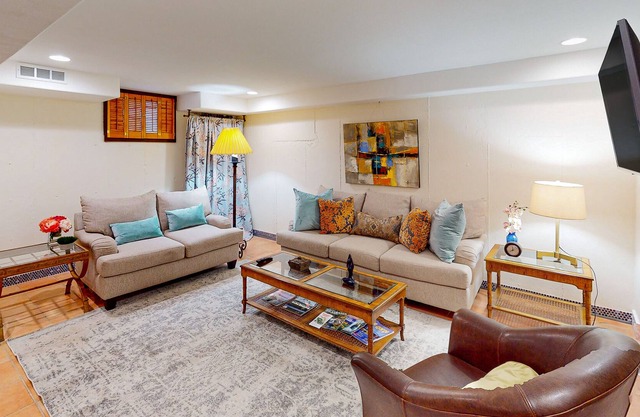 Cozy home near downtown Stevenson with patio, streaming, heater, & free WiFi