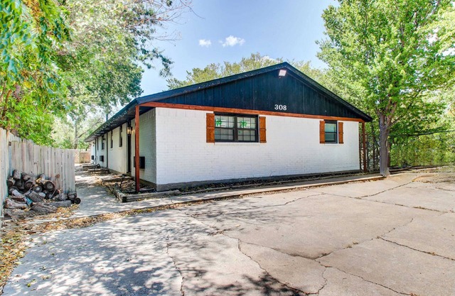 Cozy Home Near Downtown Lawton