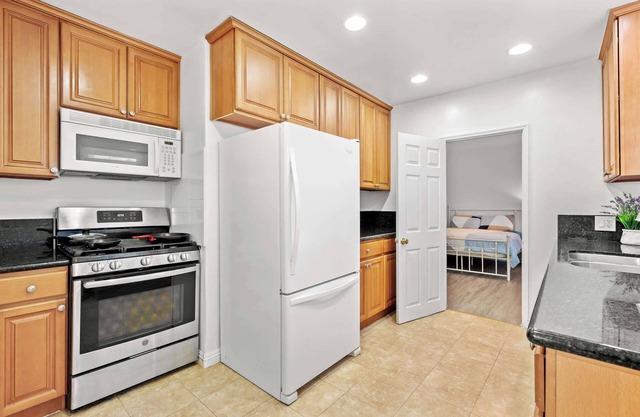 Cozy Home Near LA With Full Kitchen Laundry