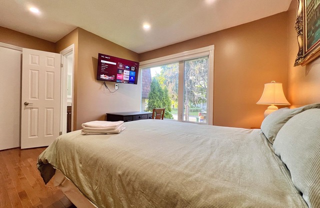Cozy Home Near Transit & Hillcrest Mall with Free Parking