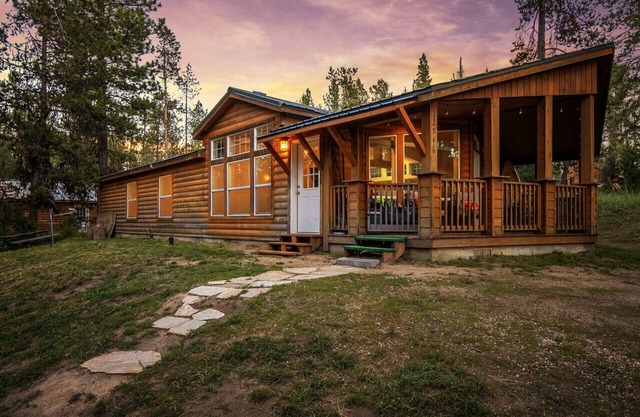 Cozy Home Nestled in Donnelly w/ Sandy Beach Access