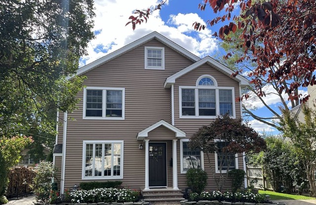 Cozy home on private block 10 blocks to the beach
