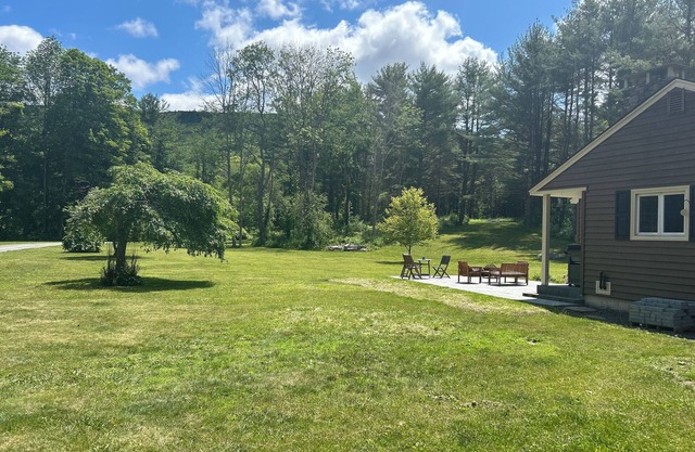 Cozy Home on 17 acres in W Stockbridge. Close to the Pike, Slopes, Tanglewood