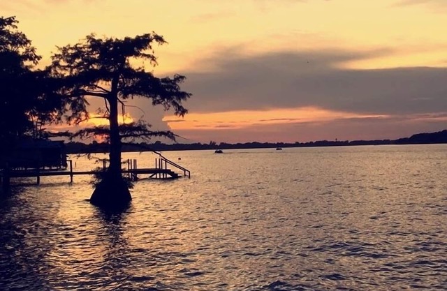 Cozy home on Lake St. John. Pet friendly. Perfect for families and hunters.