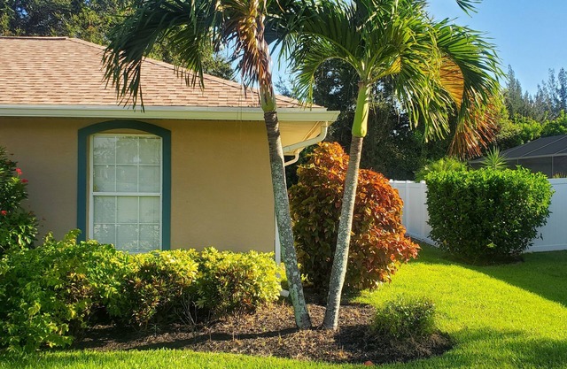 Cozy home quiet area, short drive to the beach. Perfect for traveling nurse