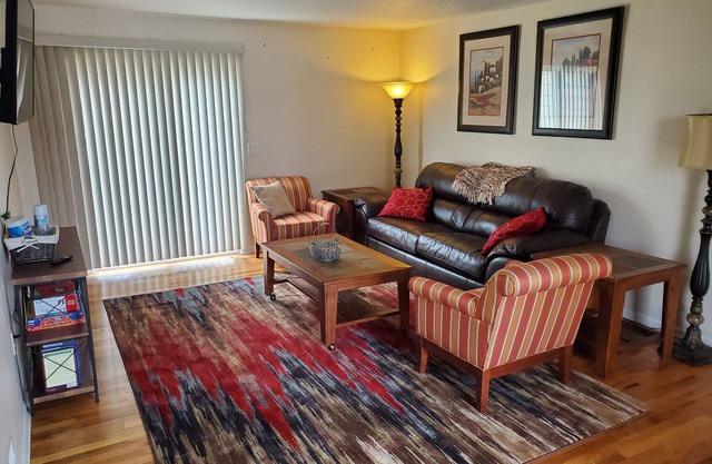 Cozy home short walk to Old Town Arvada, parks, dinning and shopping