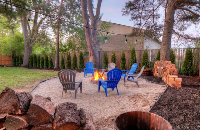 Cozy home sleeps 10, fire-pit, entertaining space