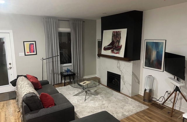 Cozy home, steps to public transport and 5 minutes to subway.