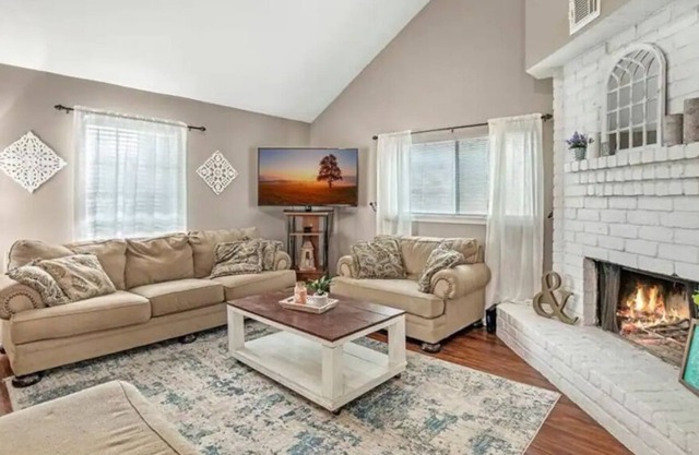 Cozy home w/ fast wifi, indoor fireplace in quiet cul-de-sac