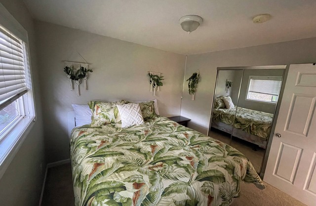 Cozy Home w/ Large Private Backyard. Minutes to Napa, Six Flags & ferry.