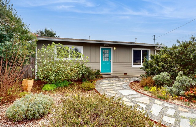 Cozy Home w/ Large Yard, Free WiFi, & Private Hot Tub - Close To Bluffs & Trail