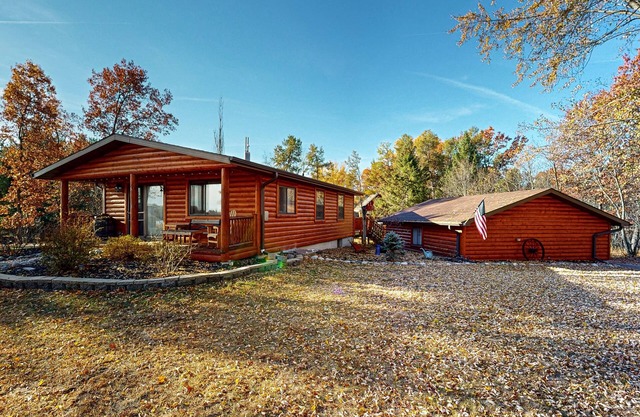 Cozy Home w/ Mini bar, Pool Table, Gas grill, Fire pit, WIFI, & Lake Views