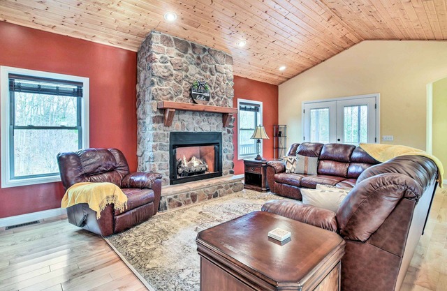 Cozy Home w/ Patio, 2 Mi to Dale Hollow Lake!