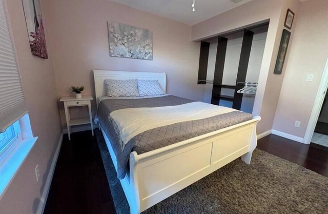 Cozy home w/ pool near Sacramento State and 15 minutes to downtown