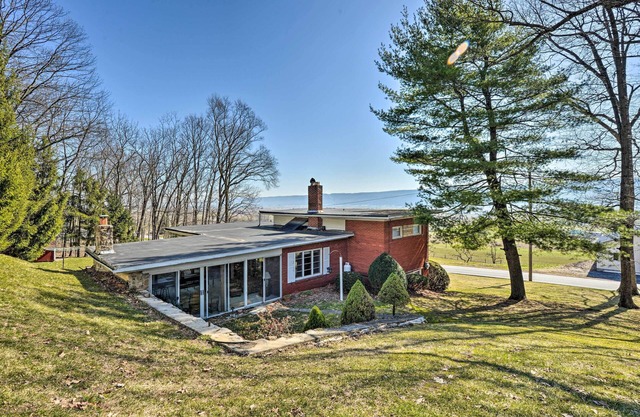 Cozy Home w/ Private Patio & Views, Hiking On-Site