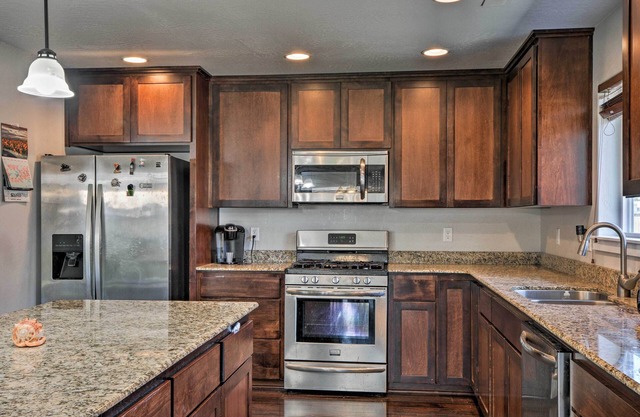¡NUEVO! Acogedora casa w / Yard - 3 Mi. al centro de Medford!