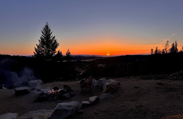 Cozy home with amazing views, close to Discovery Ski Area. Pet Friendly