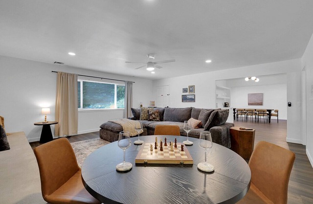 Cozy Home with Big Yard, Games, Fire Pit, Dogs OK
