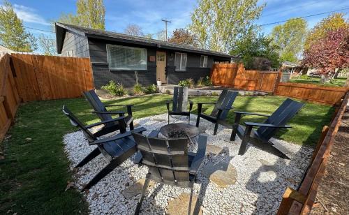 Cozy Home with Fire Pit, 1 mile from DT Nampa
