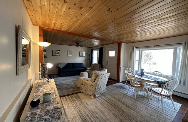 Cozy home with game room & walking distance to Clark Island Beach