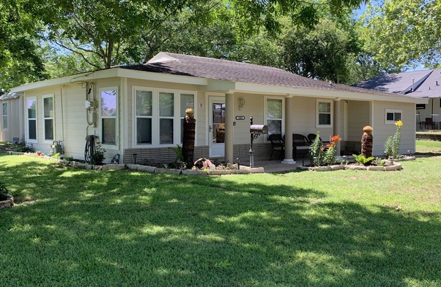 Cozy home with great landscaping and cute decor!
