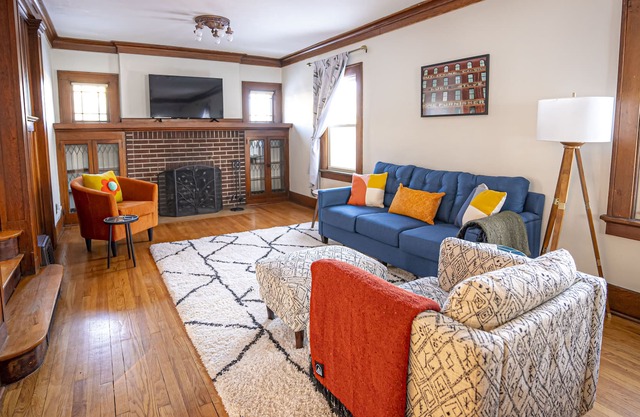 Cozy Home (with Gym!) Located near UNMC, downtown, Creighton - PET FRIENDLY