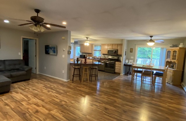 Cozy Home with Hot Tub, Lots of peace /quiet with Mountain views Near Woodstock!