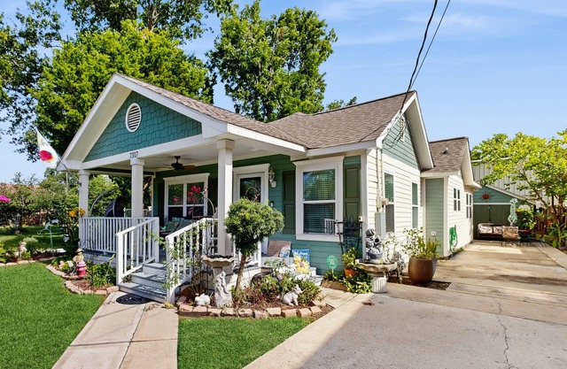 Cozy home with kitchen, living room, porch and swings, near downtown Houston