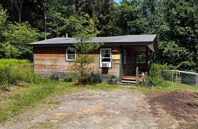 Cozy Home with Mountain Views, Moments from Stowe
