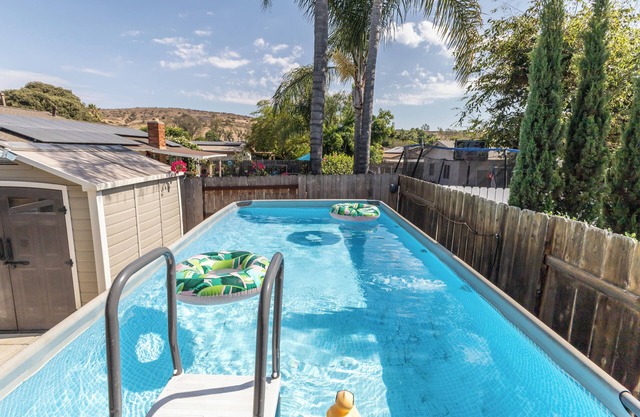 Cozy Home with Pool/Hot Tub-25 minutes to the Beach