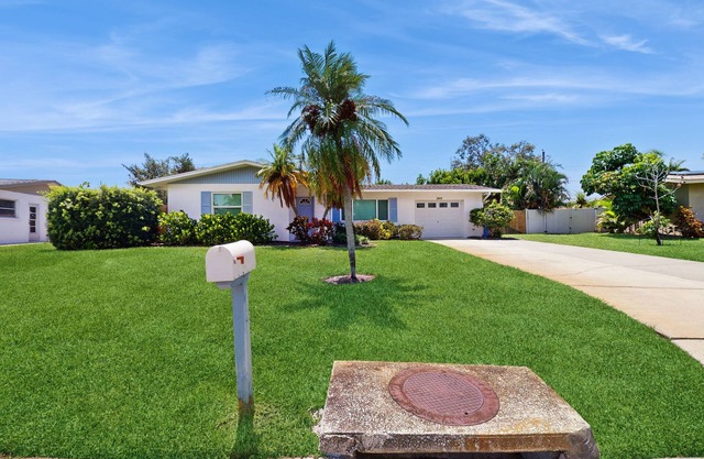 Cozy home with private pool, lanai, washer & dryer - minutes to beaches