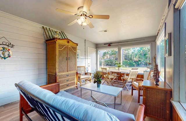 Cozy home with sunroom, WIFI, washer & dryer, & near the beach