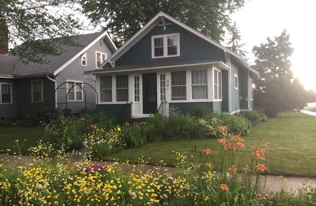 Cozy home with large porch near downtown riverfront, dining and entertainment