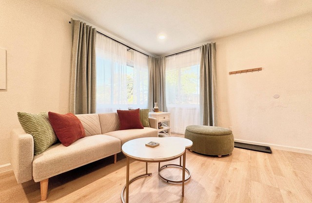 Cozy Home with Wifi, AC, Washer/Dryer Near Napa, SF, Hospitals & Bay Area!