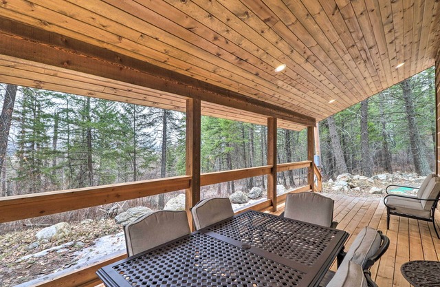 Cozy Homestead Cabin at Base of Columbia Mountain!