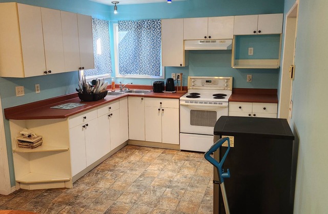 Cozy homestead for your western cowboy adventures right in downtown abbotsford!