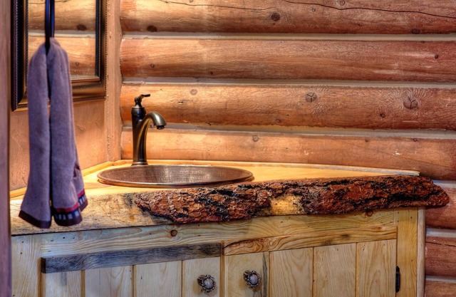 Cozy Horny Toad Log Cabin