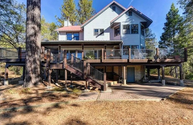 Cozy house 1.1 miles away from Dark Day boat launch at Bullards Bar Reservoir