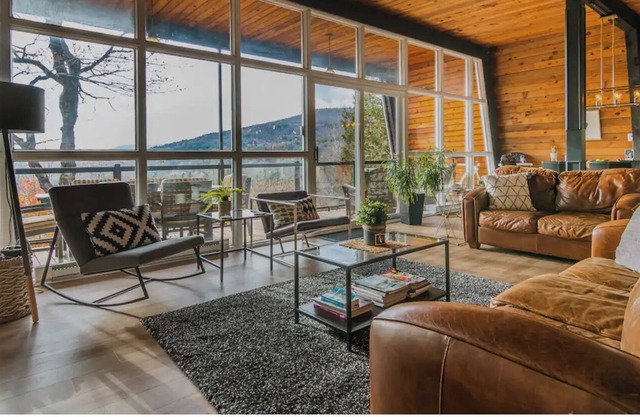 Cozy house 5 min from Ski station and Mountain BikePark. With view and & deck!