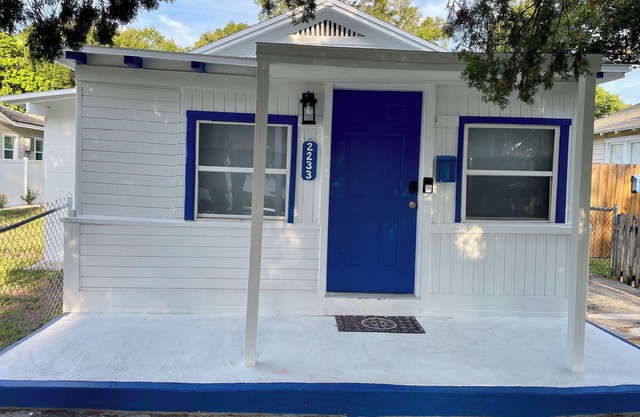 Cozy house in awesome Gulfport Florida near downtown St. Petersburg