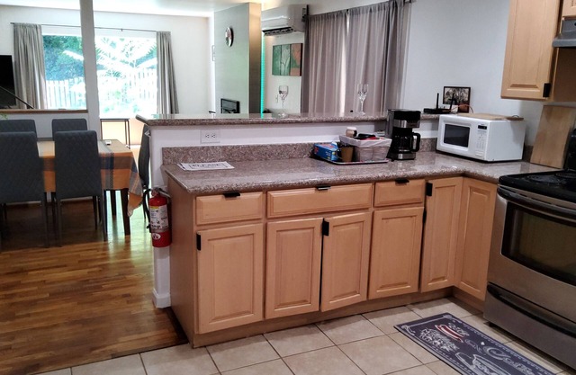 Cozy house in charming Dunsmuir with AC and WiFi