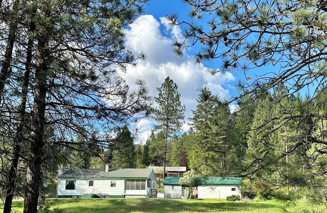 Cozy house in Thompson Falls, MT. Minutes from downtown yet country setting.