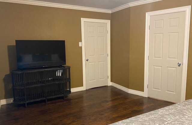 Cozy house in welcoming Rosharon with WiFi, AC