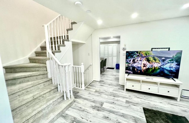 Cozy house near HWY401 & Go station in Scarborough